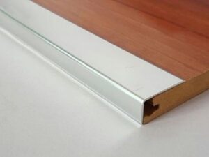 Nep Inox Bo Goc Op Lat Chu L Mau Trang Bong